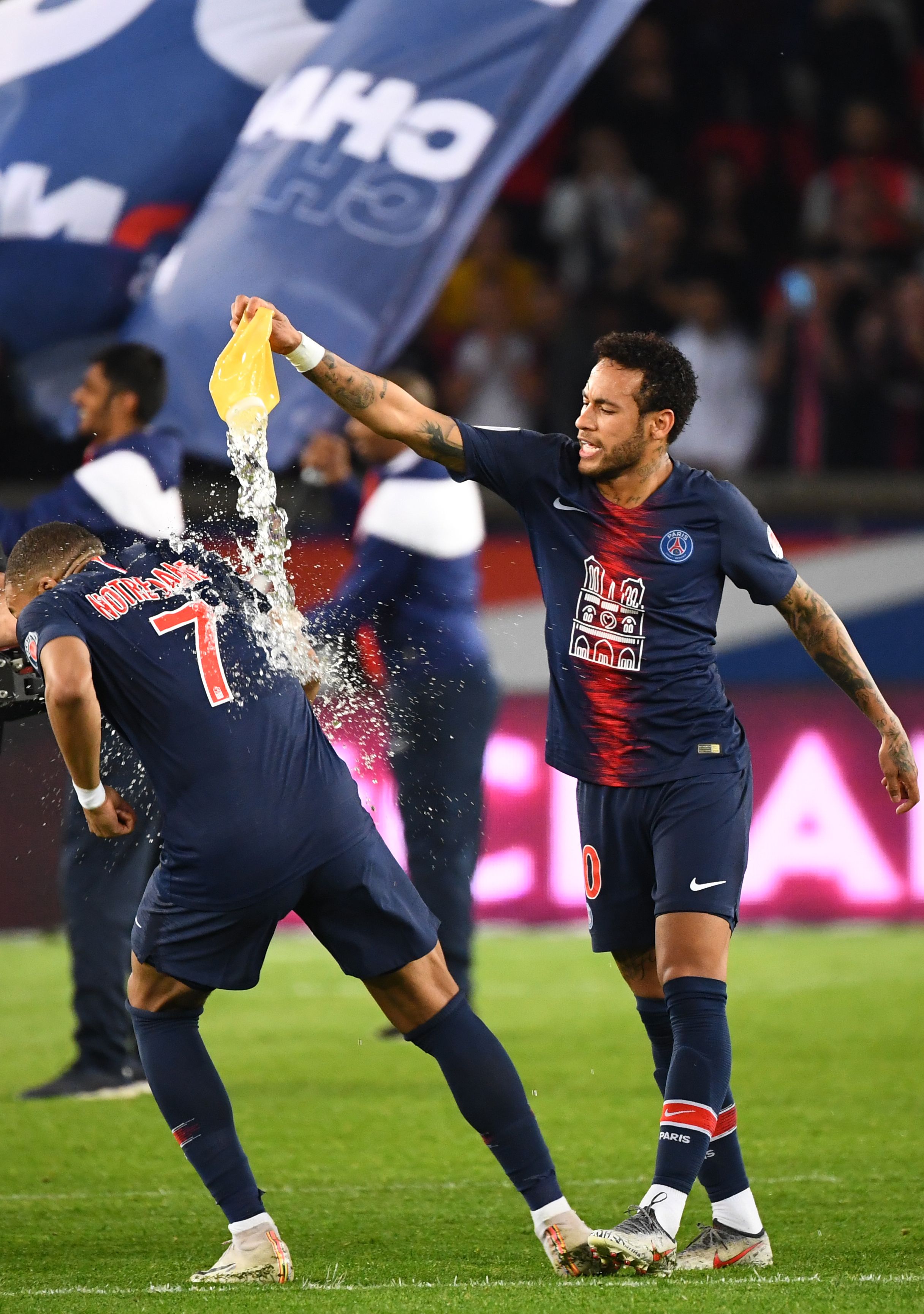 名记：曼联密切关注伯恩茅斯中场斯科特，以备将来可能转会（权威记者：曼联紧盯伯恩茅斯中场斯科特，为日后转会做准备）