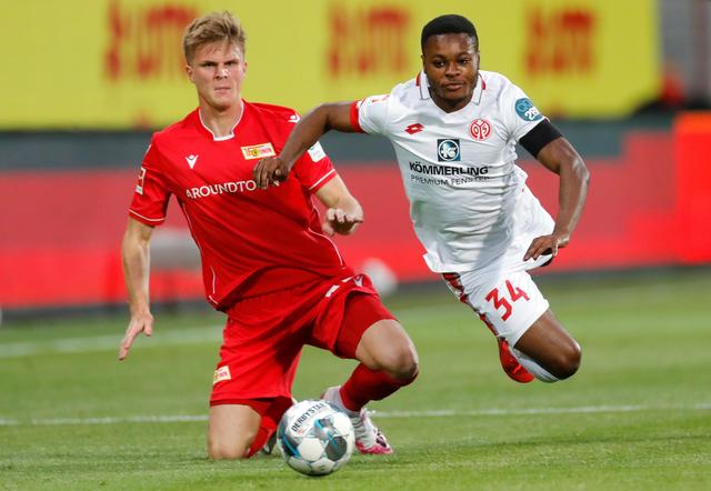 巴萨梅西进球破纪录欧冠历史时刻（梅西一球改写纪录，巴萨欧冠定格历史瞬间）