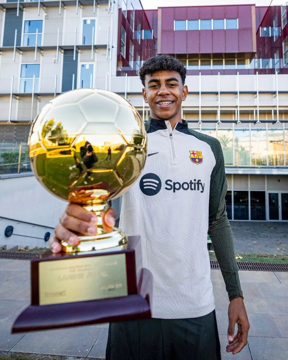 国安刚拿到足协杯冠军，就要给新帅准备三份引援大礼，值得期待（国安捧起足协杯，新帅将获三重引援厚礼，拭目以待）