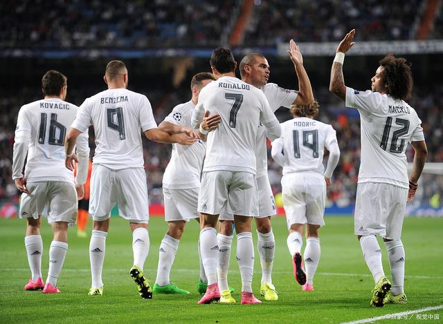 世界杯小组赛抽签揭晓，各组形势激烈，比利时、西班牙、法国等强队争夺晋级，姆巴佩与哈兰德有望对决，阿根廷实力强劲，晋级概率极高。