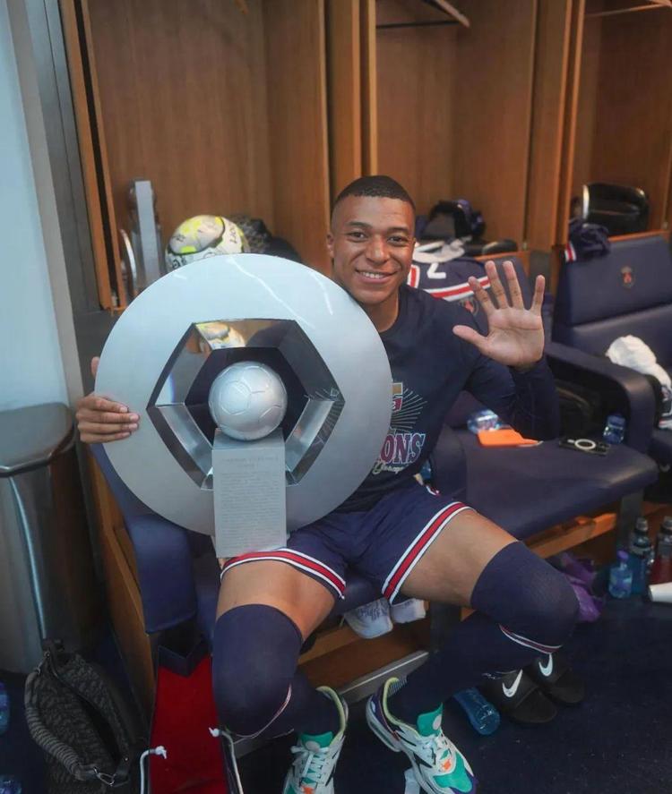 贝克汉姆的球队夺冠，全家相拥庆祝，14岁金发小七很夺目