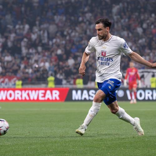 魔迷们心动吗？曼联发布中国结系列服饰，B费、姆伯莫等人出镜（B费、姆伯莫等球星助阵，曼联推出中国结系列服饰，魔迷是否被种草？）